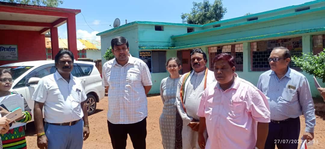 कलेक्टर गरियाबंद ने मॉडल गौठान एवं स्कूल का किया औचक निरीक्षण
