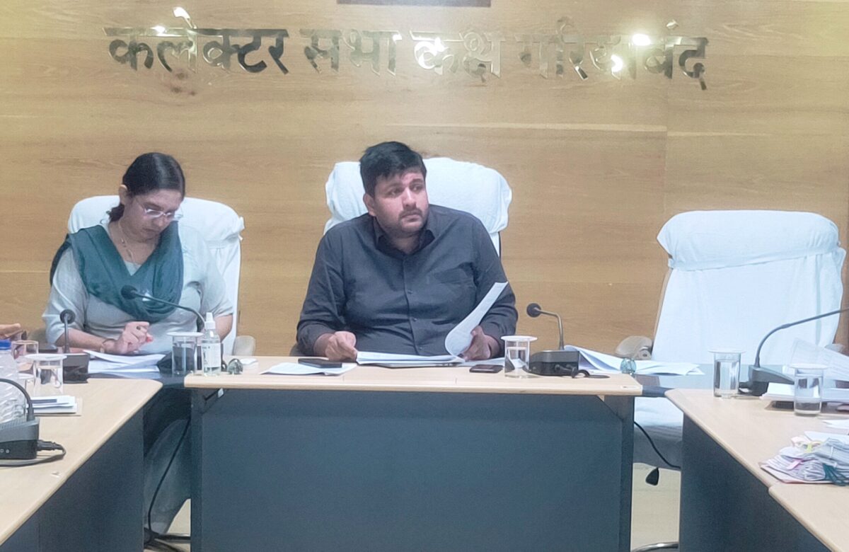 कलेक्टर ने की समय-सीमा और जनचौपाल के लंबित प्रकरणों की समीक्षा लंबित प्रकरण शीघ्र निराकरण के दिये निर्देश
