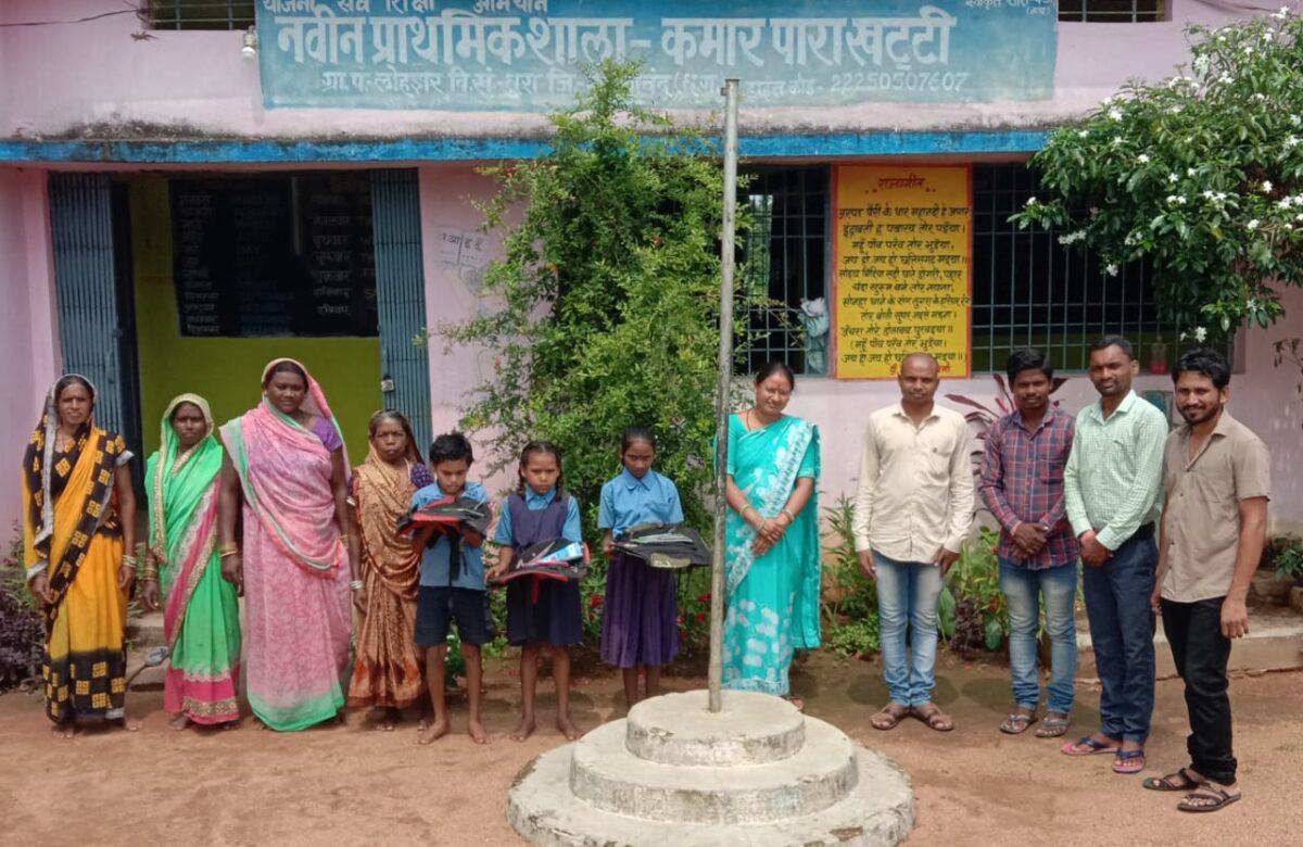 समाजसेवियों ने स्कूली बच्चों को बैग कॉपी पेन देकर सम्मान किया गया