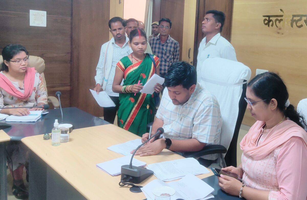 जनचौपाल में कलेक्टर ने सुनी लोगों की समस्याएं जनचौपाल में मिले 70 आवेदन