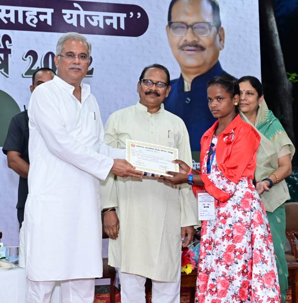 मुख्यमंत्री ने किया मेधावी छात्र-छात्राओं का सम्मान