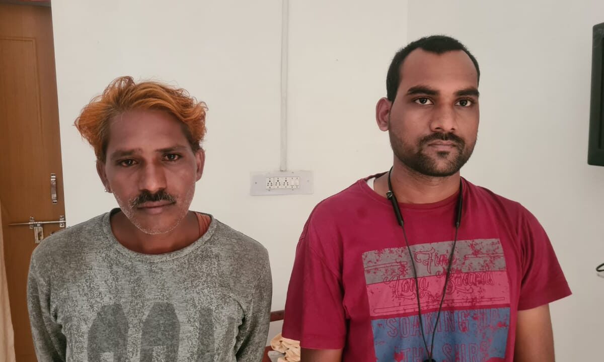 थाना राजिम की बड़ी कार्यवाही नवापारा शराब दुकान का सेल्स मेन गिरफ्तार  295 पौवा देशी मसाला शराब व 50 पौवा प्लेन मदिरा शराब के साथ