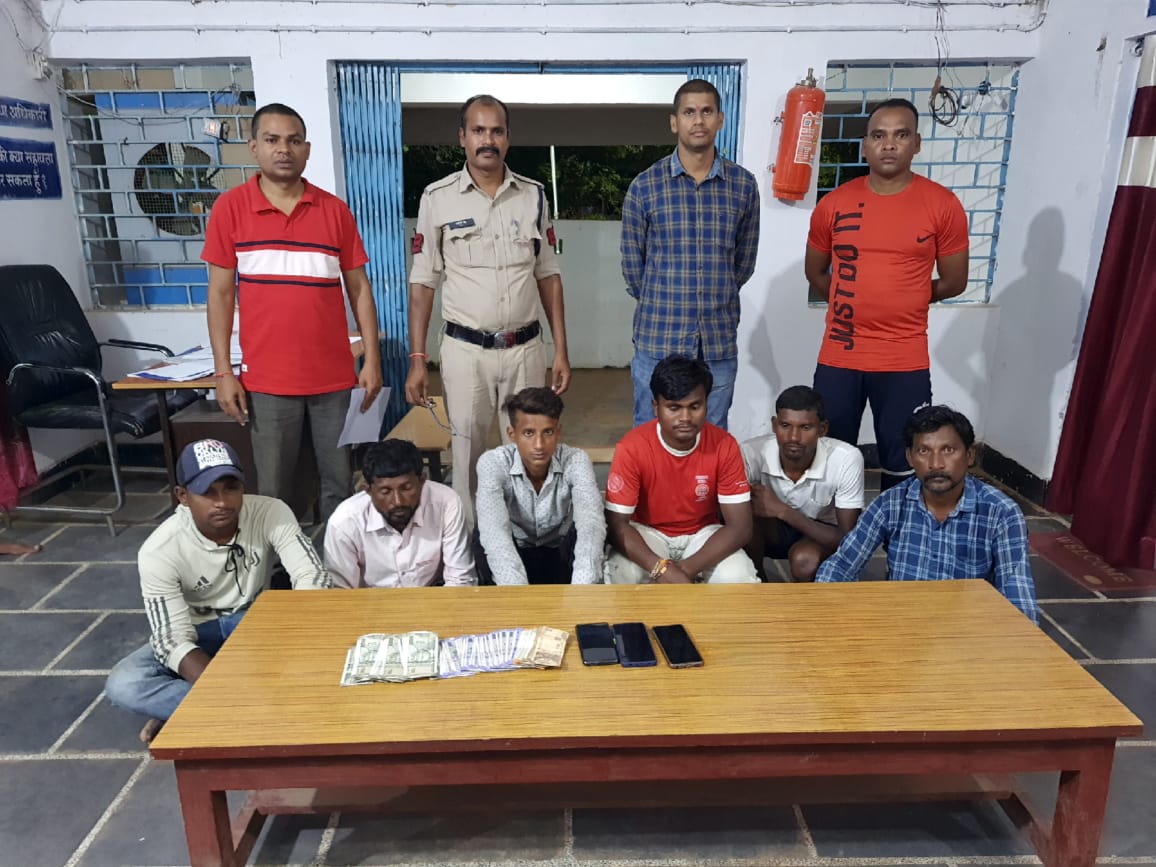 फिंगेश्वर पुलिस द्वारा मोमबत्ती की लॉव में 52 पत्ती तास से जुआ खेल रहे 06 जुआरी रंगे हाथो पकड़ाया