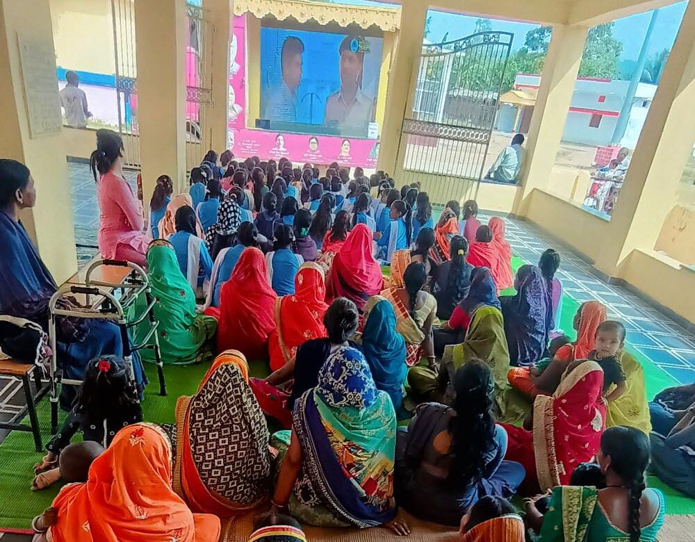 छुरा :  मुख्यमंत्री महतारी न्याय रथ ग्राम सोरिद मे महिलाओं से संबंधित कानूनी जानकारी को लघु फिल्म के माध्यम से दिखाया गया