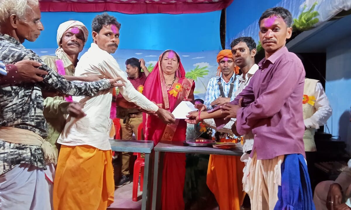 मड़ेली में मातर महोत्सव में पहुंचे जिला पंचायत सदस्य केशरी ध्रुव