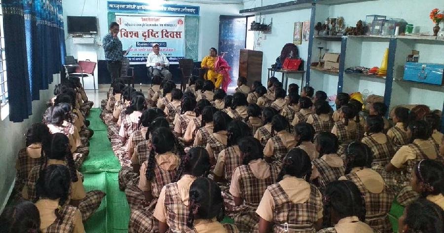 विश्व दृष्टि दिवस के अवसर पर जिला चिकित्सालय में 12 लोगों का नेत्र ऑपरेशन किया गया