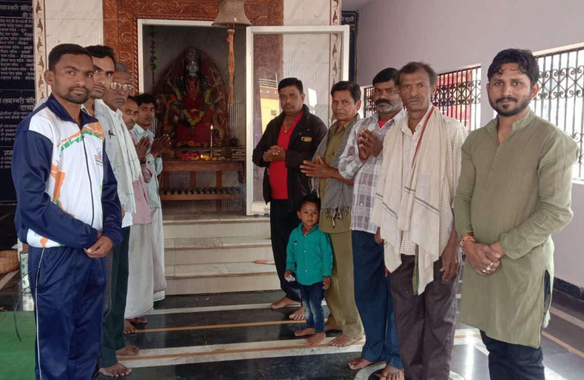 शाकंम्भरी देवी पूजा अर्चना करने पहुंचे समाजसेवी मनोज पटेल