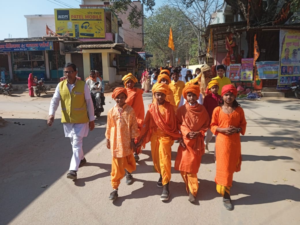 छुरा : सरस्वती शिशु मंदिर विद्यालय द्वारा विवेकानंद जयंती मनाया गया नगर में रैली,स्वामी विवेकानंद झांकी,गीत,एवं जयकारे के साथ नगर भ्रमण
