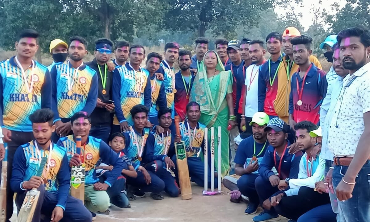 क्रिकेट प्रतियोगिता : जिला पंचायत सदस्य केशरी ध्रुव ने विजेता खट्टी के टीम को पुरस्कृत किया गया