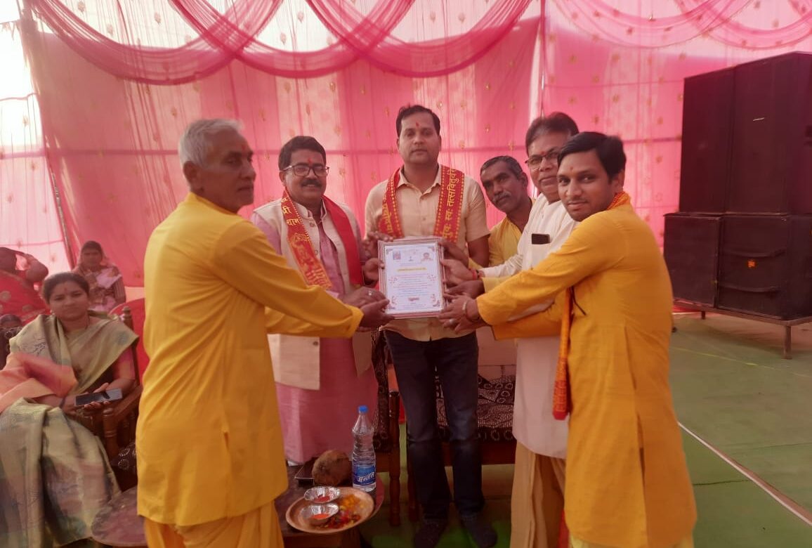 छुरा : शिव महापुराण कथा में व्यास मंच से आशीर्वाद लिए सांसद चुन्नीलाल साहू