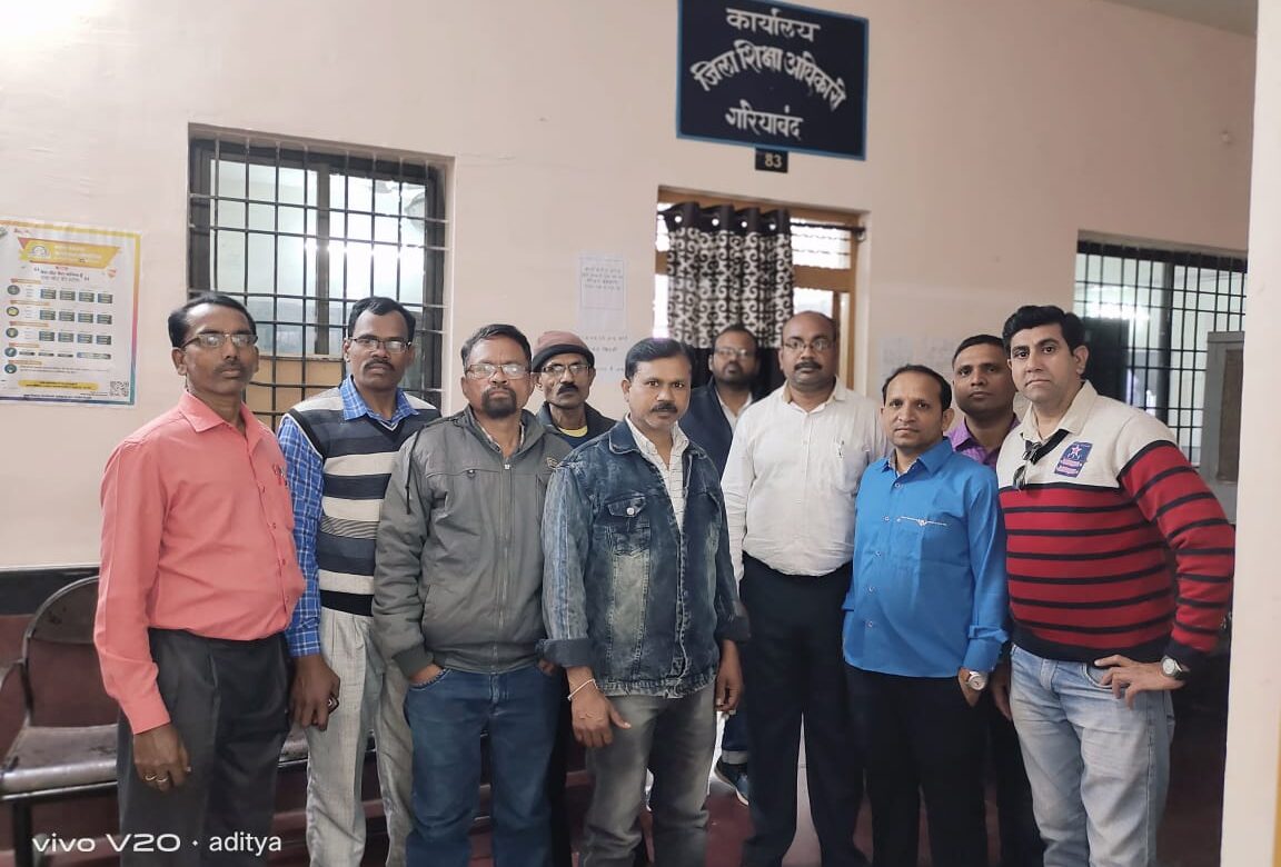 पदोन्नत प्राथमिक शाला प्रधान पाठक टी./ई.संवर्ग का पदांकन में हो रहे विलंब से आक्रोशित शिक्षक संवर्ग ने दिया धरना प्रदर्शन का अल्टीमेटम
