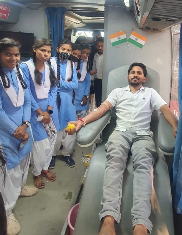 Blood donation समाजसेवी मनोज ने जन्मदिन पर किया नेत्र व रक्तदान