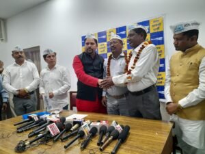 कॉंग्रेस से लोगों ने आप पार्टी में सदस्य बनाए गए 