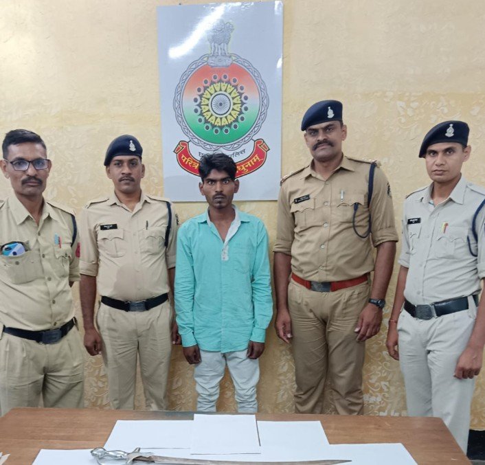 विधानसभा चुनाव के मद्देनजर थाना क्षेत्र में शांति व्यवस्था बनाएं रखने हेतु गरियाबंद पुलिस ने आर्म्स एक्ट के तहत एक आरोपी को भेजा जेल