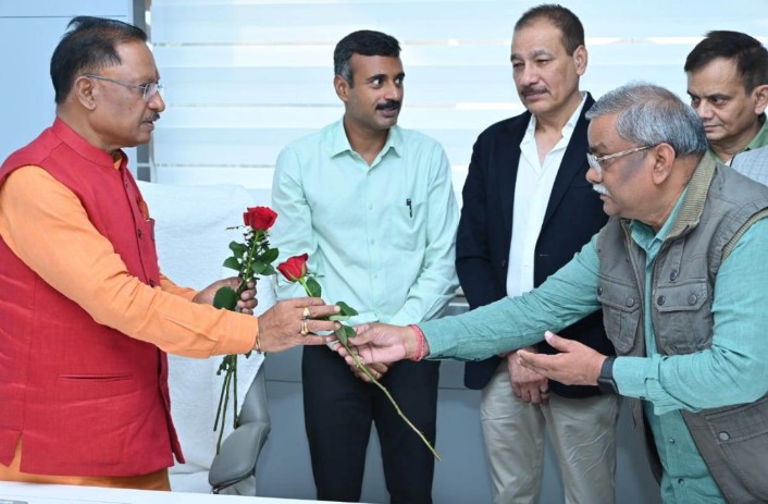 मुख्यमंत्री से भेंटकर वरिष्ठ प्रशासनिक अधिकारियों ने नव वर्ष की दी शुभकामनाएं