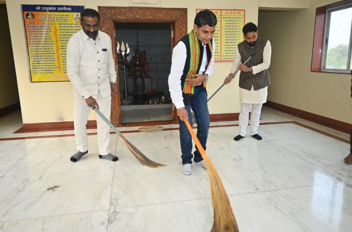 मंत्री टंकराम वर्मा ने अम्लेश्वर महादेव वाटिका के मंदिर प्रांगण में झाड़ू लगाकर लोगों को सफाई का संदेश दिया