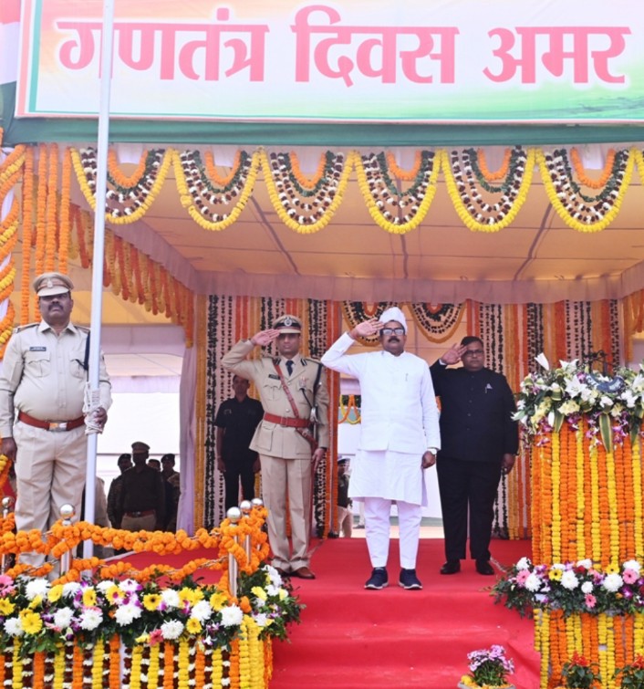 जिले में हर्षाेल्लास के साथ मनाया गया गणतंत्र दिवस लोकसभा सांसद चुन्नीलाल साहू ने ध्वजारोहण कर ली परेड की सलामी