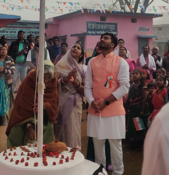 ग्राम बहेराबुड़ा में 100 वर्ष से अधिक उम्र के फुलकुंवर चंद्राकर ने किया ध्वजारोहण