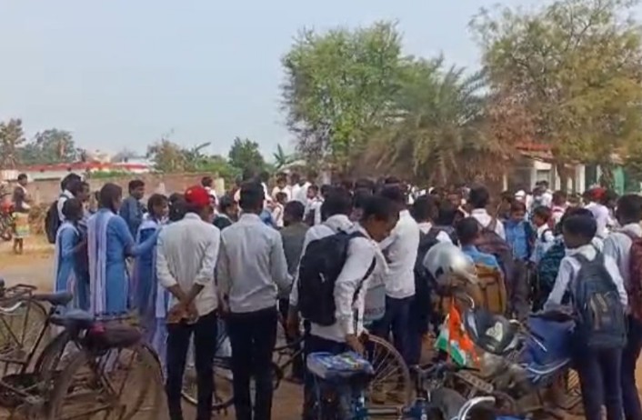 शिक्षक की कमी छात्रों लोहरसी स्कूल गेट में जड़ा ताला, ग्रामीण व पालक ने किया प्रदर्शन