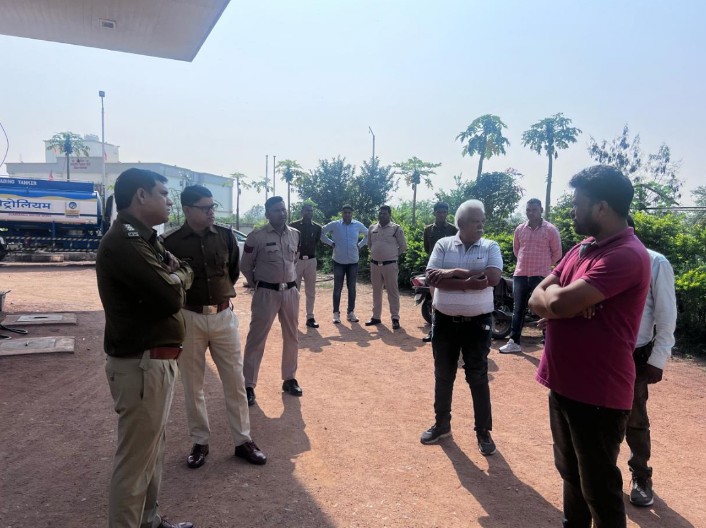 बंदूक की नोक पर नकाबपोशो चोरों ने की पेट्रोल पंप में लूट, आरोपियों की तलाश में जुटी पुलिस