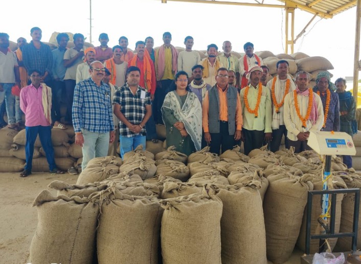 धान खरीदी के अंतिम दिन किसानों को फूल माला पहना एवं तिलक लगाकर किया गया स्वागत
