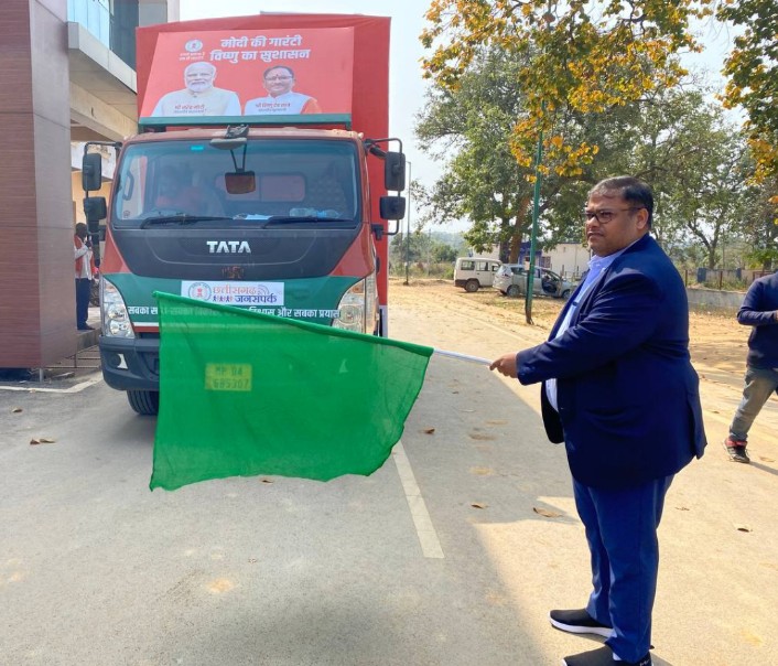 एलईडी स्क्रीन वैन के माध्यम से भी लोगों को मिलेगी शासकीय योजनाओं की जानकारी, कलेक्टर दीपक अग्रवाल ने हरी झंडी दिखाकर किया रवाना