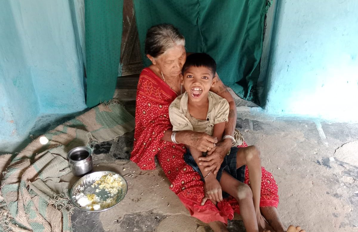 दिव्यांग बेटे के इलाज के लिए पिता ने मांगी प्रशासनिक मदद, दिन ब दिन इस बीमारी से जूझ रहा है मेरा बेटा