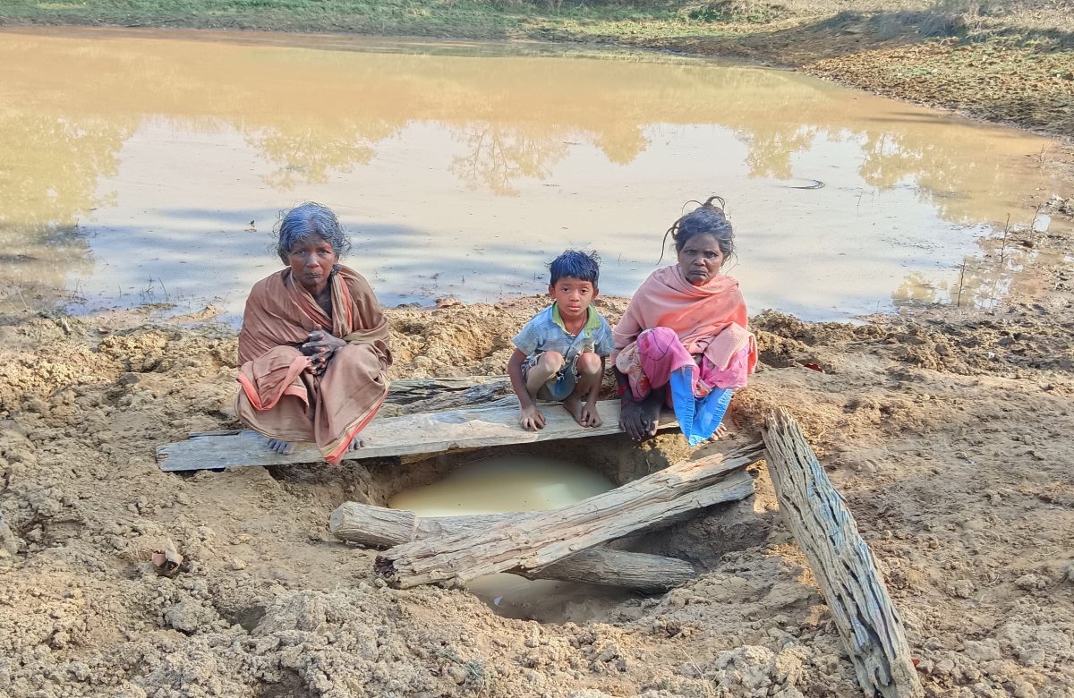 झरिया पानी पीकर जीवन यापन कर रहे हैं आज भी भुंजिया जनजाति के लोग