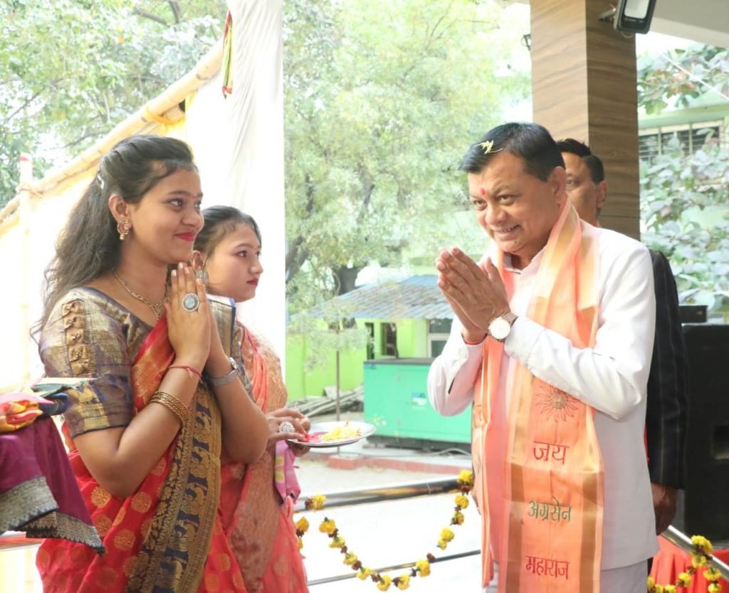 वाणिज्य एवं उद्योग मंत्री श्रीअग्रसेन कन्या महाविद्यालय के वार्षिकोत्सव में हुए शामिल