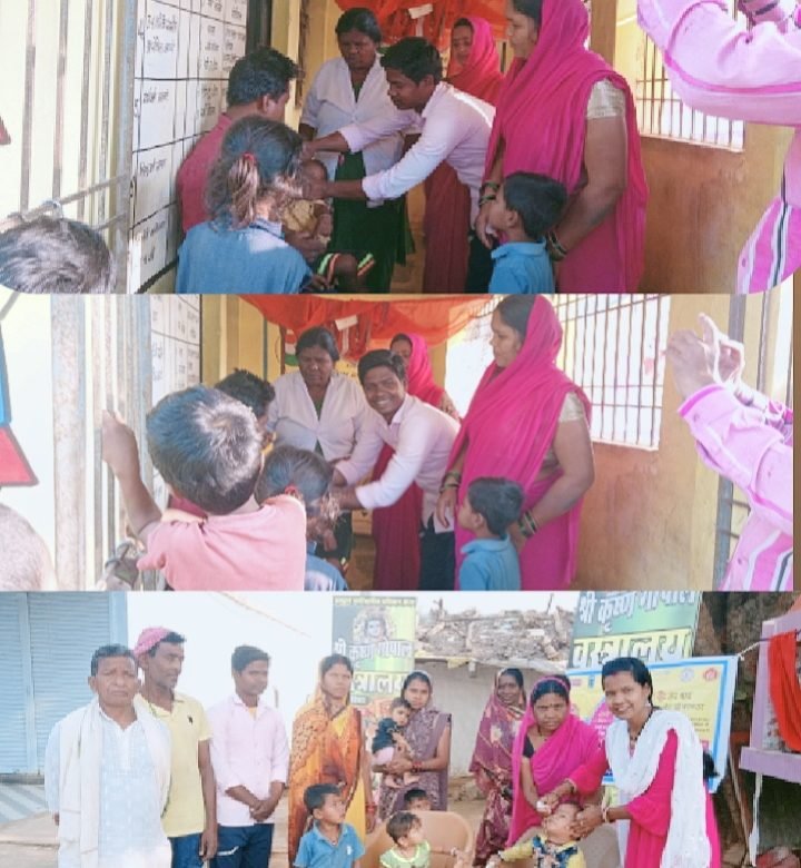 आदिवासी सामाजिक कार्यकर्ता रेखराम ध्रुव ने नन्हे बच्चे को पोलियो ड्राप पिलाया