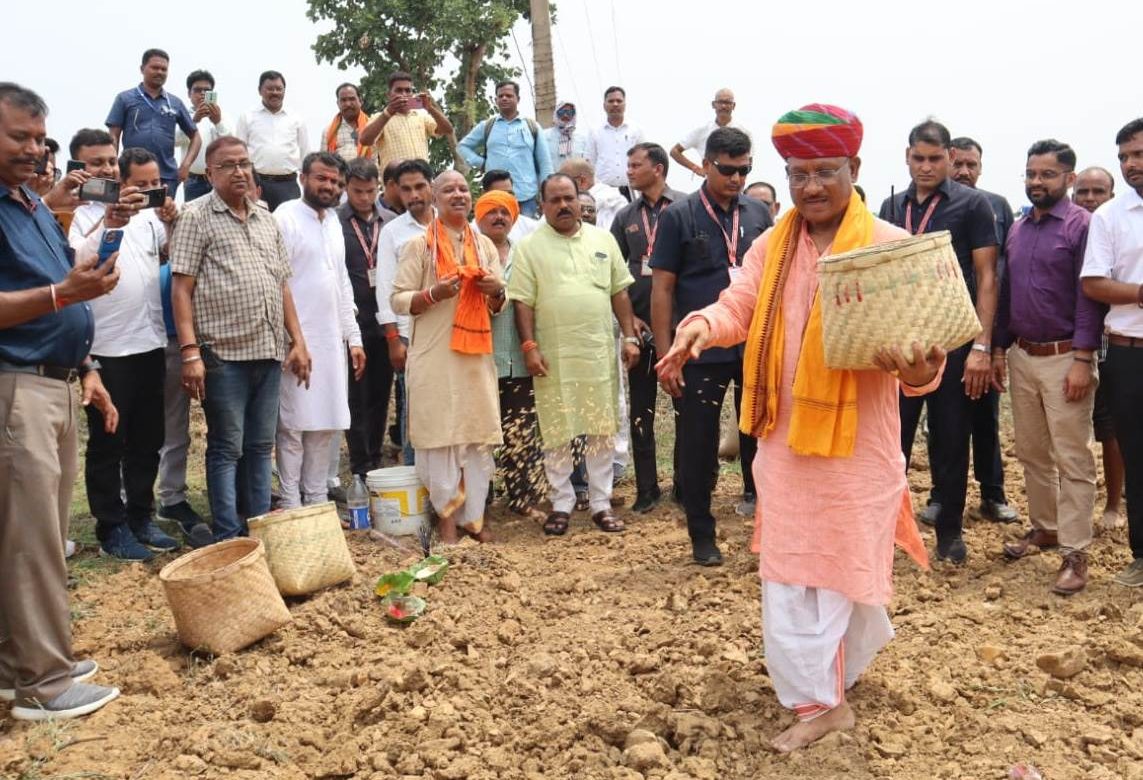 मुख्यमंत्री विष्णुदेव साय दिखे किसान की भूमिका में, बगिया में अपने खेतों में धान बीज का छिड़काव कर