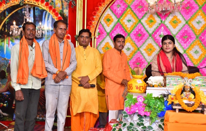 द्वितीय दिवस भागवत कथा भेलवाडीह अभनपुर भगवान भक्तों के आधीन- देवी गरिमा