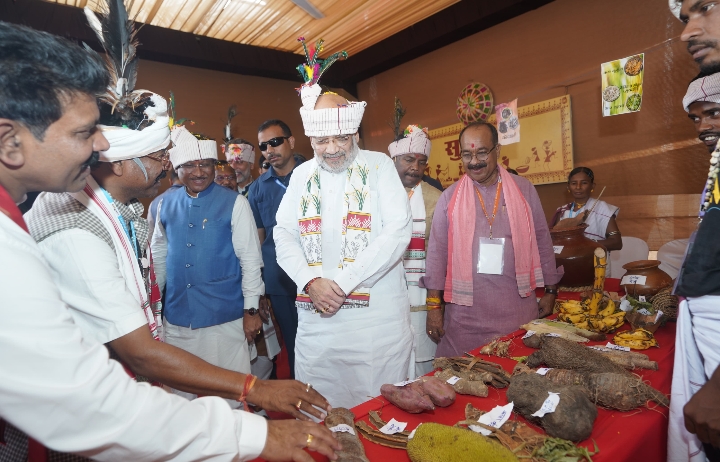केन्द्रीय गृह मंत्री अमित शाह ने मुख्यमंत्री विष्णुदेव साय के साथ मां दंतेश्वरी की पूजा-अर्चना की