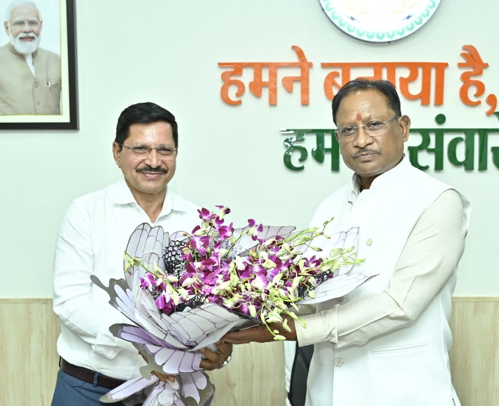 मुख्यमंत्री विष्णु देव साय से एसईसीएल के नवनियुक्त सीएमडी हरीश दुहन ने की सौजन्य भेंट
