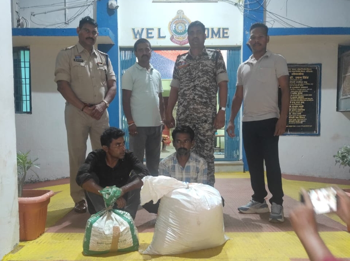 Gariaband: पुलिस द्वारा 17 किलो गांजा के साथ दो तस्करों को किया गिरफ्तार