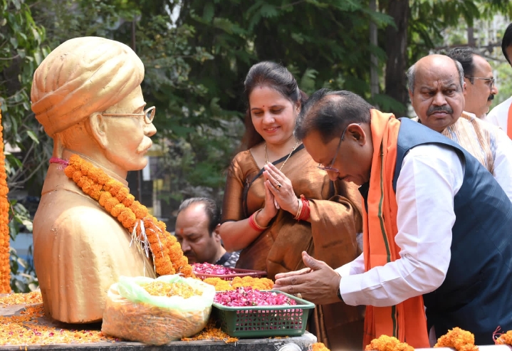 मुख्यमंत्री विष्णु देव साय ने स्वतंत्रता संग्राम सेनानी मधुसूदन दास की प्रतिमा पर किया माल्यार्पण