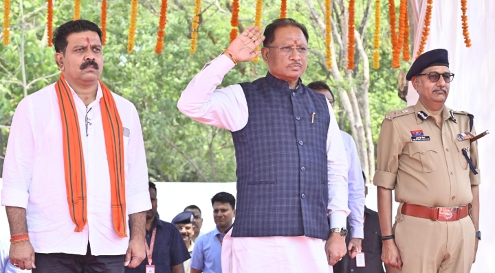 मुख्यमंत्री विष्णु देव साय ने 20 नए अग्निशमन वाहनों को दिखाई हरी झंडी