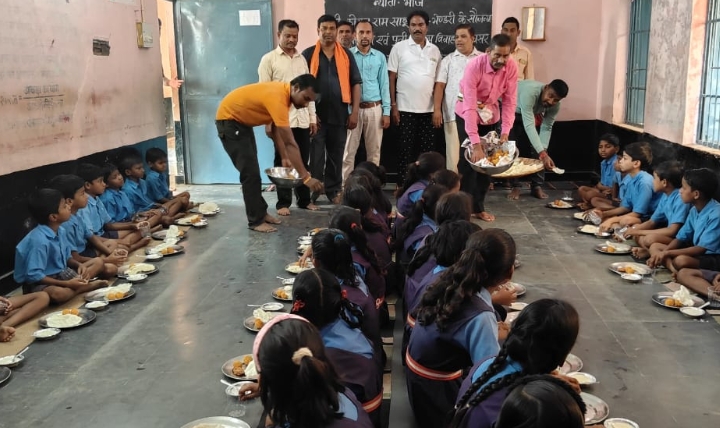 विवाह के शुभ अवसर पर भेंडरी निवासी कोमल साहू ने बच्चों को दिया न्यौता भोज