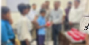 स्मार्टफोन-मिलने-से-बच्चों-में-खुशी-खिली