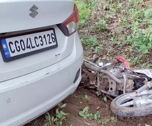 CG Road Accident: तेज रफ्तार कार ने बाइक सवार दंपत्ति को मारी ठोकर, चालक गंभीर रूप से घायल