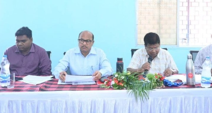 प्रधानमंत्री आवास योजना की कलेक्टर उइके ने फिंगेश्वर ब्लॉक के समीक्षा बैठक ली 12 ग्राम पंचायत सचिव 1 तकनीकी सहायक कारण बताओ नोटिस
