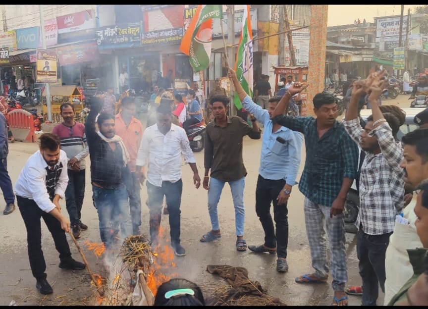राहुल गांधी पर हुए द्वेषपूर्ण FIR के खिलाफ युवक कांग्रेस का विरोध प्रदर्शन कर पुतला दहन