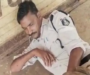 CG News – नशे में धुत आरक्षक सड़क पर सोता मिला, ड्यूटी के दौरान वीडियो वायरल