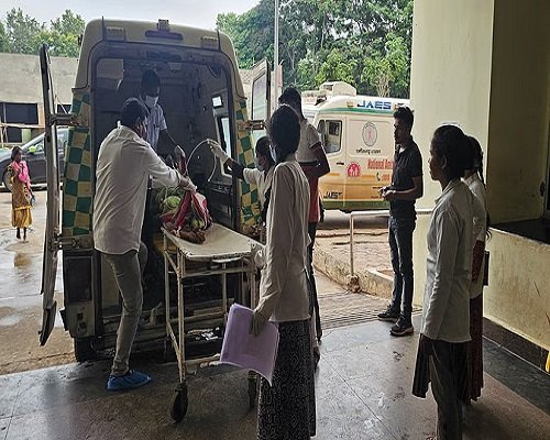 CG – ओवरटेक करने के दौरान सामने से आ रहे ट्रक से टकराई बाइक, हादसे में दंपति और बेटी की मौत