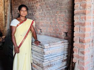 उद्यमी महिला लालमती

श्रीमती लालमती का जीवन एक साधारण मजदूर से सफल उद्यमी बनने की कहानी है। जब वे प्रजापति गौरी स्व-सहायता समूह से जुड़ीं, तब उन्हें बिहान योजना के माध्यम से शासन की योजनाओं का लाभ मिला। उन्होंने उद्योग विभाग से लोन प्राप्त कर शटरिंग प्लेट का व्यवसाय प्रारंभ किया और बाद में जनवरी 2025 में प्रधानमंत्री मुद्रा योजना के तहत ऋण लेकर अपने व्यवसाय को विस्तार दिया।

200 से अधिक शटरिंग प्लेट

आज उद्यमी महिला लालमती के पास 200 से अधिक शटरिंग प्लेट हैं, जो वे निजी भवनों एवं प्रधानमंत्री आवास योजना के अंतर्गत निर्माणाधीन आवासों की छत ढलाई हेतु किराये पर उपलब्ध कराती हैं। फरवरी 2025 से अब तक इस व्यवसाय से उन्हें लगभग 35,000 से 40,000 रुपये की आय हुई है। यह आंकड़ा लगातार बढ़ रहा है क्योंकि प्रधानमंत्री आवास योजना के तहत गांव में कई मकानों का निर्माण कार्य चल रहा है।

श्रीमती लालमती ने  मुख्यमंत्री विष्णु देव साय  के प्रति आभार प्रकट करते हुए कहा कि, यदि शासन की योजनाओं का साथ न होता, तो मैं आज इस मुकाम तक नहीं पहुंच पाती। शासन ने हमें हौसला दिया, साधन उपलब्ध कराए और नई राह दिखाई।

मुख्यमंत्री विष्णु देव साय ने कहा कि हमारी सरकार का यह दृढ़ संकल्प है कि ग्रामीण अंचलों की महिलाएं आत्मनिर्भर बनें और आर्थिक गतिविधियों में अग्रणी भूमिका निभाएं। बिहान, मुद्रा योजना और प्रधानमंत्री आवास योजना जैसी योजनाओं के माध्यम से हम महिलाओं को न केवल वित्तीय सहयोग दे रहे हैं, बल्कि उन्हें प्रशिक्षण, तकनीकी सहायता और बाज़ार तक पहुँच भी प्रदान कर रहे हैं। श्रीमती लालमती जैसी महिलाएं छत्तीसगढ़ की नई सामाजिक-आर्थिक चेतना की प्रतीक हैं।छत्तीसगढ़ शासन की प्राथमिकता है कि हर महिला अपने पैरों पर खड़ी हो, सम्मान के साथ जीवन जिए और दूसरों के लिए प्रेरणा बने।