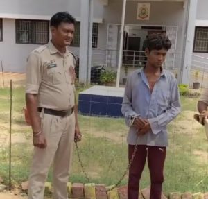 धारदार लोहे का हथियार लहराते 