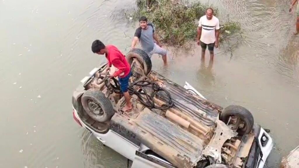 गरियाबंद में बड़ा हादसा! पुल के नीचे गिरी कार—2 की मौके पर मौत, 3 घायल, इलाके में मचा हड़कंप! . गरियाबंद में बड़ा हादसा! पुल के नीचे गिरी कार—2 की मौके पर मौत, 3 घायल, इलाके में मचा हड़कंप! .