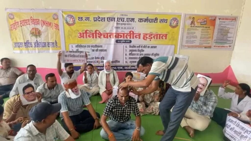 CG: NHM कर्मचारियों का प्रदर्शन 11वें दिन भी जारी, सिर मुंडवाकर जताया विरोध, सरकार पर लगाया वादा खिलाफी का आरोप….