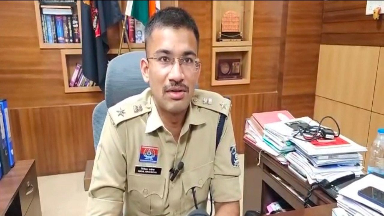 Gariaband SP राखेचा ने खुद लोगों को सौंपे मोबाइल