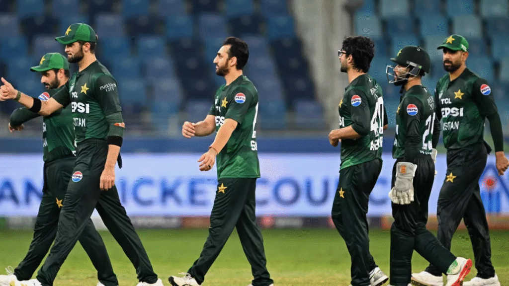 Asia Cup 2025 : भारत-पाकिस्तान नो-हैंडशेक विवाद के बाद भी पाकिस्तान ने यूएई के खिलाफ मैच खेला